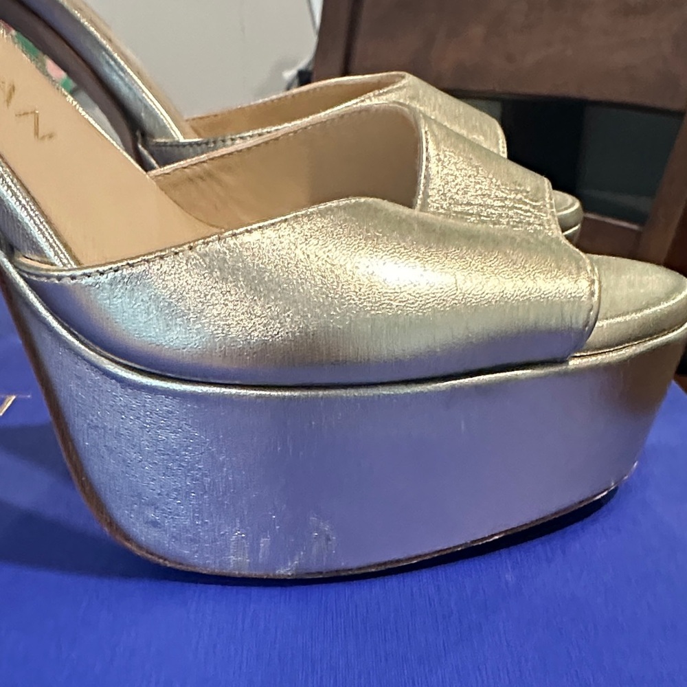 Stuart Weitzman Metallic Gold Heels - Picture 8 of 9
